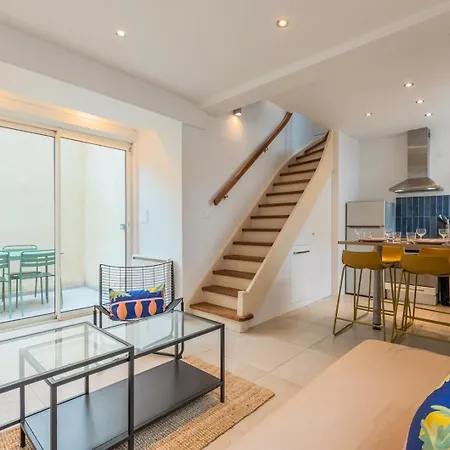 Maison 2 Avec Petite Cour, Proche Metro Holiday home *