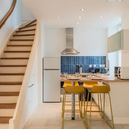 Maison 2 Avec Petite Cour, Proche Metro Holiday home